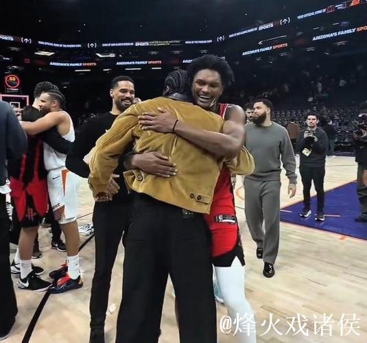 火箭官方社媒：约基奇与杰夫-格林赛前拥抱交谈